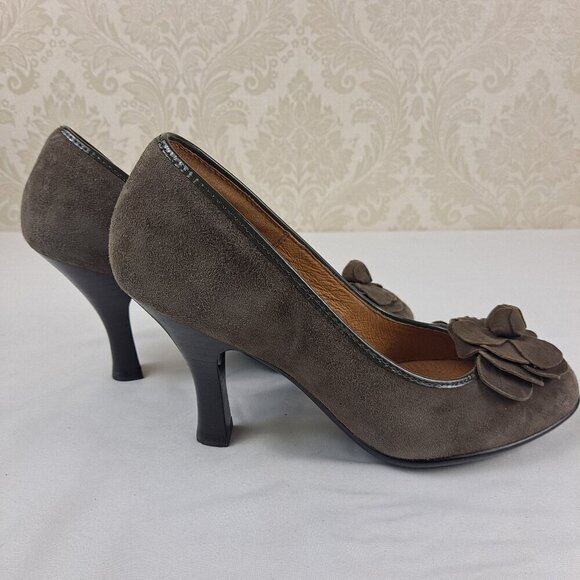 Sofft Size 8W Fiorella Gray Suede Leather Heels Flower on Front Round Toe NWOT - Picture 7 of 14